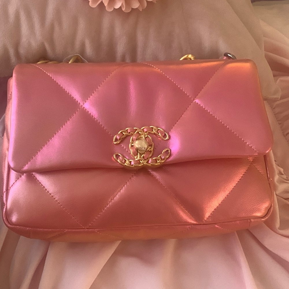 Chanel 19 1160, Trumpet Cover Gold. Sold out everywhere. Super rare